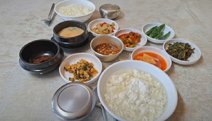 순두부와 함께 나오는 콩비지찌개, 꼬미김치, 어묵볶음 등 구와우순두부 밑반찬 한 상