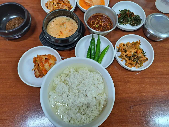 간을 하지 않은 하얀 순두부 한 대접과 빡장장, 청양고추가 놓인 태백 구와우순두부 한 상