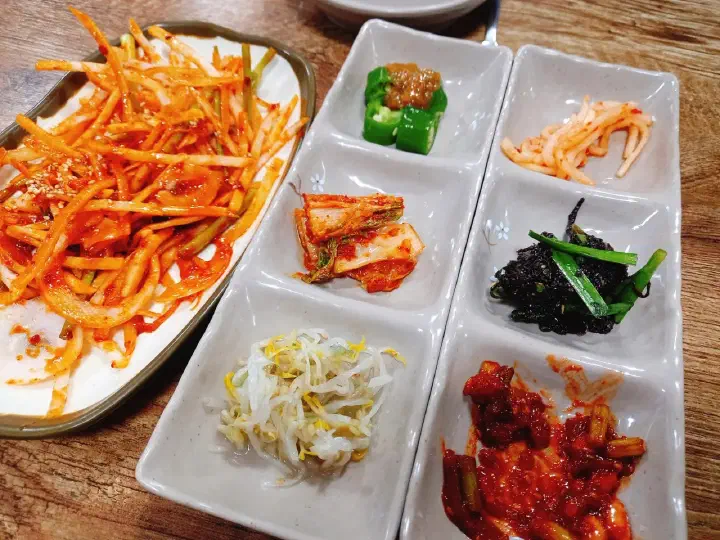 동피랑전복마을 밑반찬 한 상, 미나리무침과 오징어젓갈 김무침 숙주나물 김치