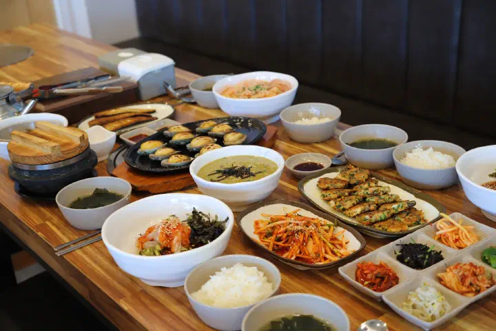 동피랑전복마을 전복돌솥밥세트 한 상 차림, 해물전과 생선구이 밑반찬 구성
