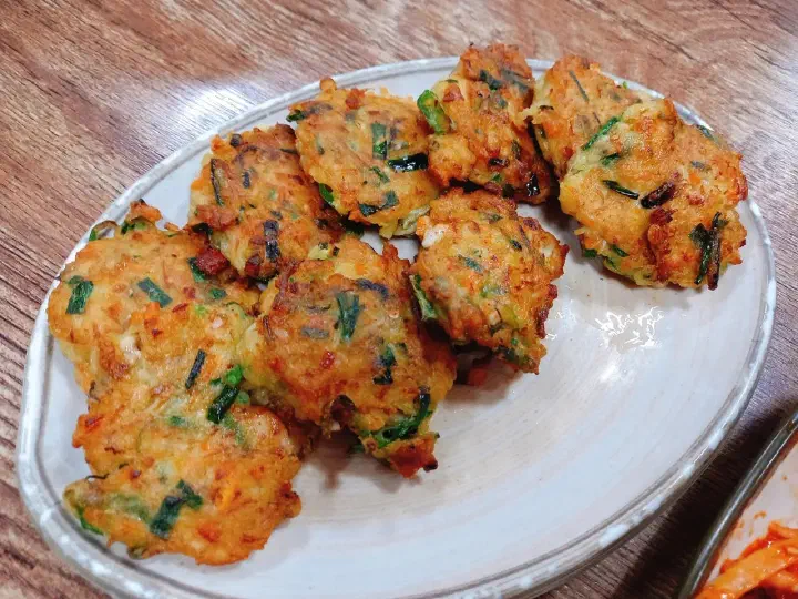 바삭하게 부쳐 낸 동피랑전복마을 해물전 클로즈업, 오징어가 가득한 통영 해물전
