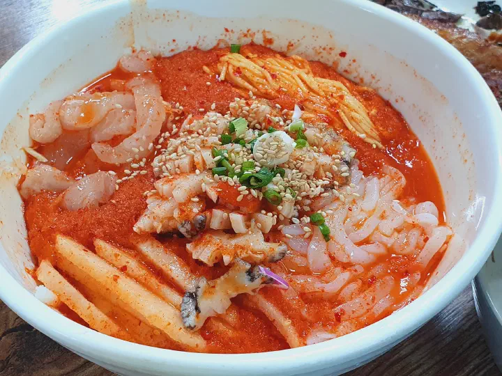 동피랑전복마을 한치물회, 소면과 오독오독한 한치를 담은 새콤한 물회 한 그릇
