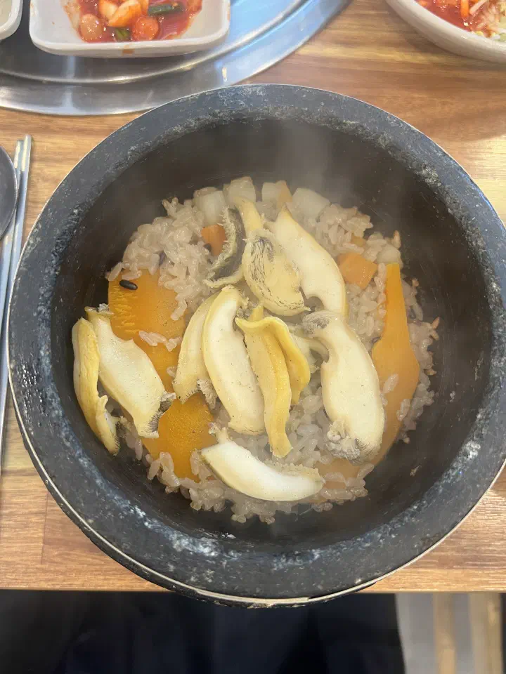얇게 저민 전복을 듬뿍 올린 동피랑전복마을 전복돌솥밥 클로즈업