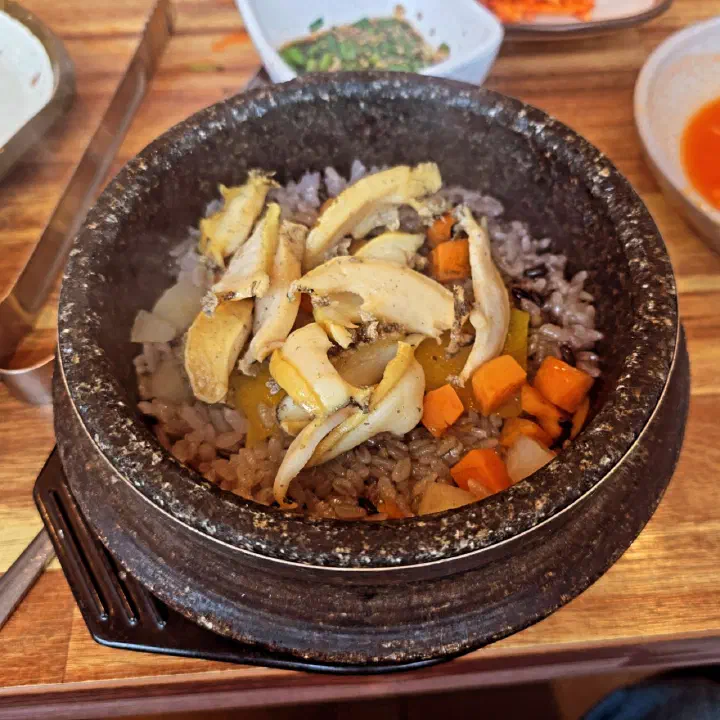 흑미를 섞어 지은 동피랑전복마을 전복돌솥밥, 통전복과 당근을 올린 뚝배기