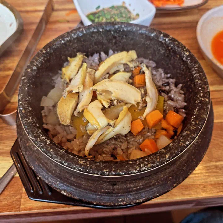 흑미를 섞어 지은 동피랑전복마을 전복돌솥밥, 통전복과 당근을 올린 뚝배기