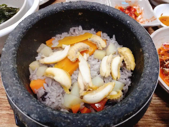 17,000원 동피랑전복마을 전복돌솥밥세트, 통전복과 호박 감자 당근을 올린 돌솥밥