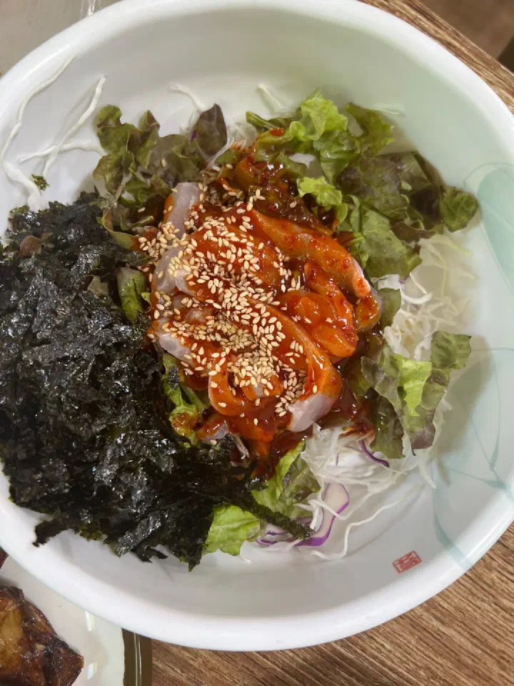 동피랑전복마을 전복회덮밥, 상추와 김에 초고추장 양념 회를 올린 회덮밥세트