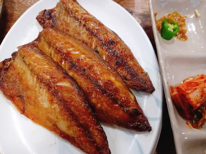 노릇하게 구운 동피랑전복마을 생선구이, 살이 실한 통영 생선구이 한 접시