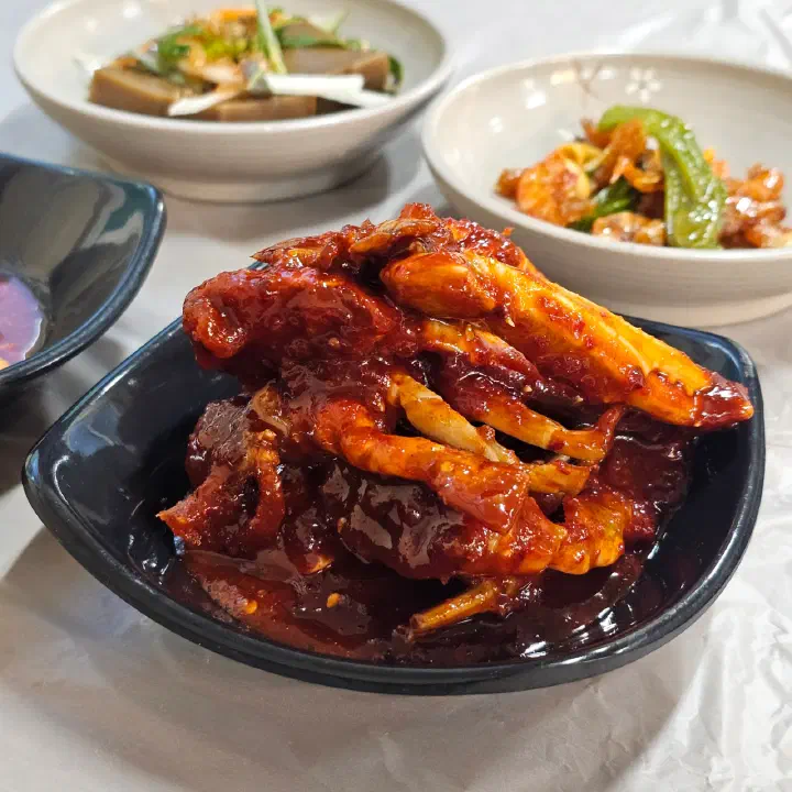 Marinated crab and duruchigi at New Sinbok Garden