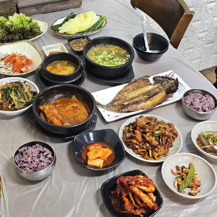 A full hanjeongsik spread at New Sinbok Garden