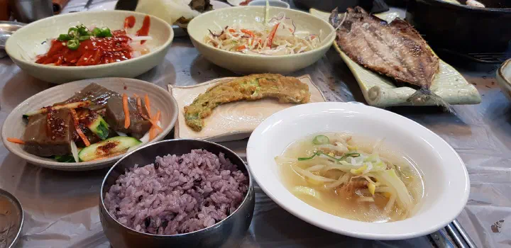 Multigrain rice and banchan at New Sinbok Garden