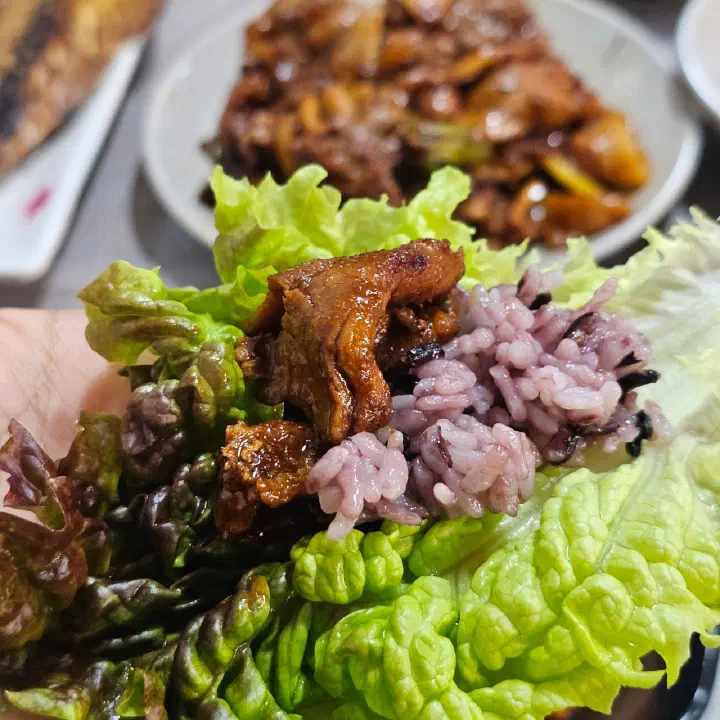 Wrapping greens and fried peppers at New Sinbok Garden