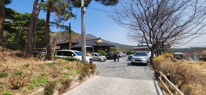 율리정으로 올라가는 정원 진입로
