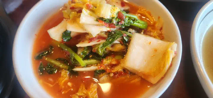 한 상 가득 차려진 모습