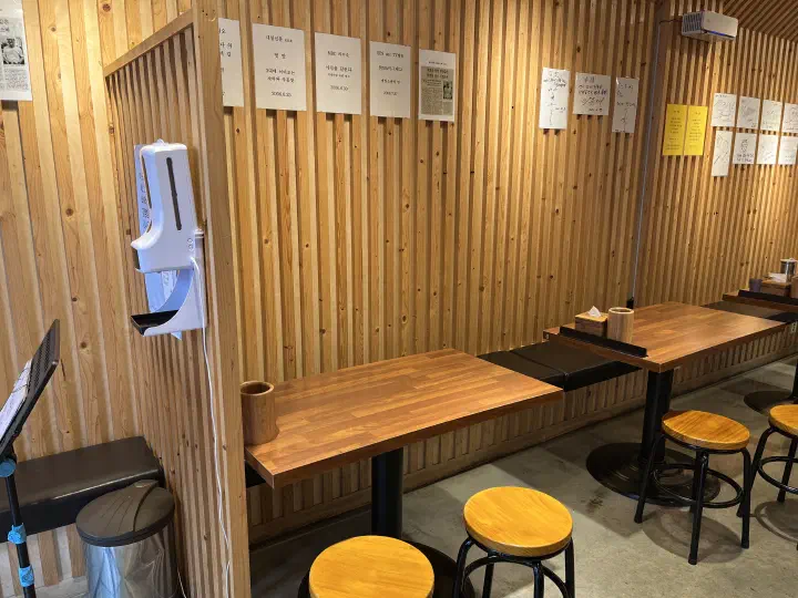Interior seating at Bonyeoubonjeong