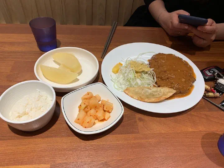 직접 담근 두툼한 단무지와 깍두기, 밥 반찬