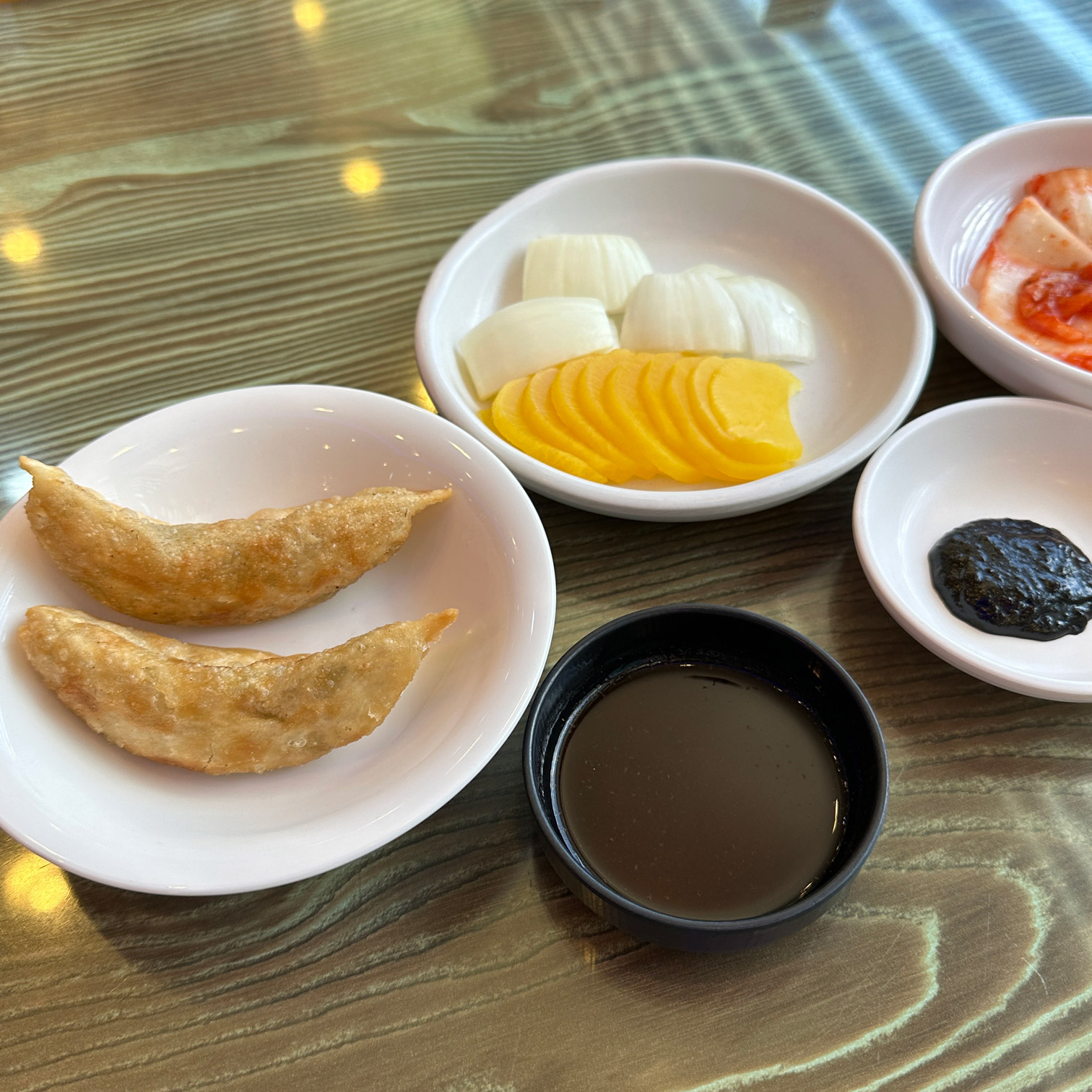 Hot free gunmandu dumplings served at Donghaebanjeom