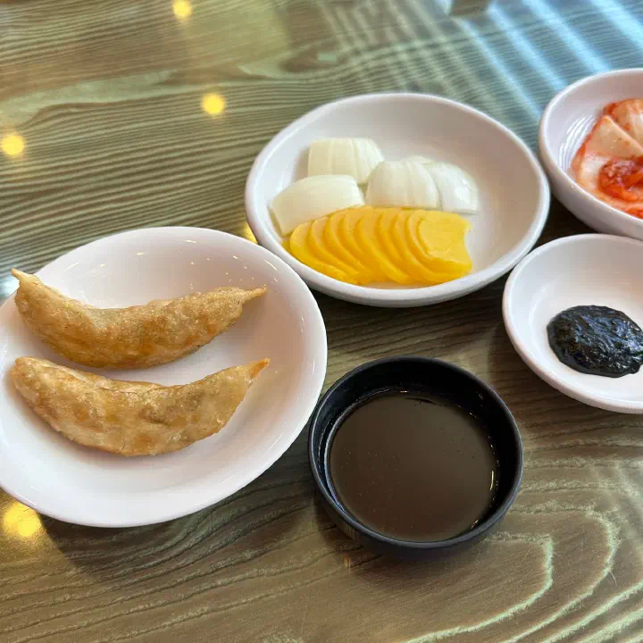 Hot free gunmandu dumplings served at Donghaebanjeom