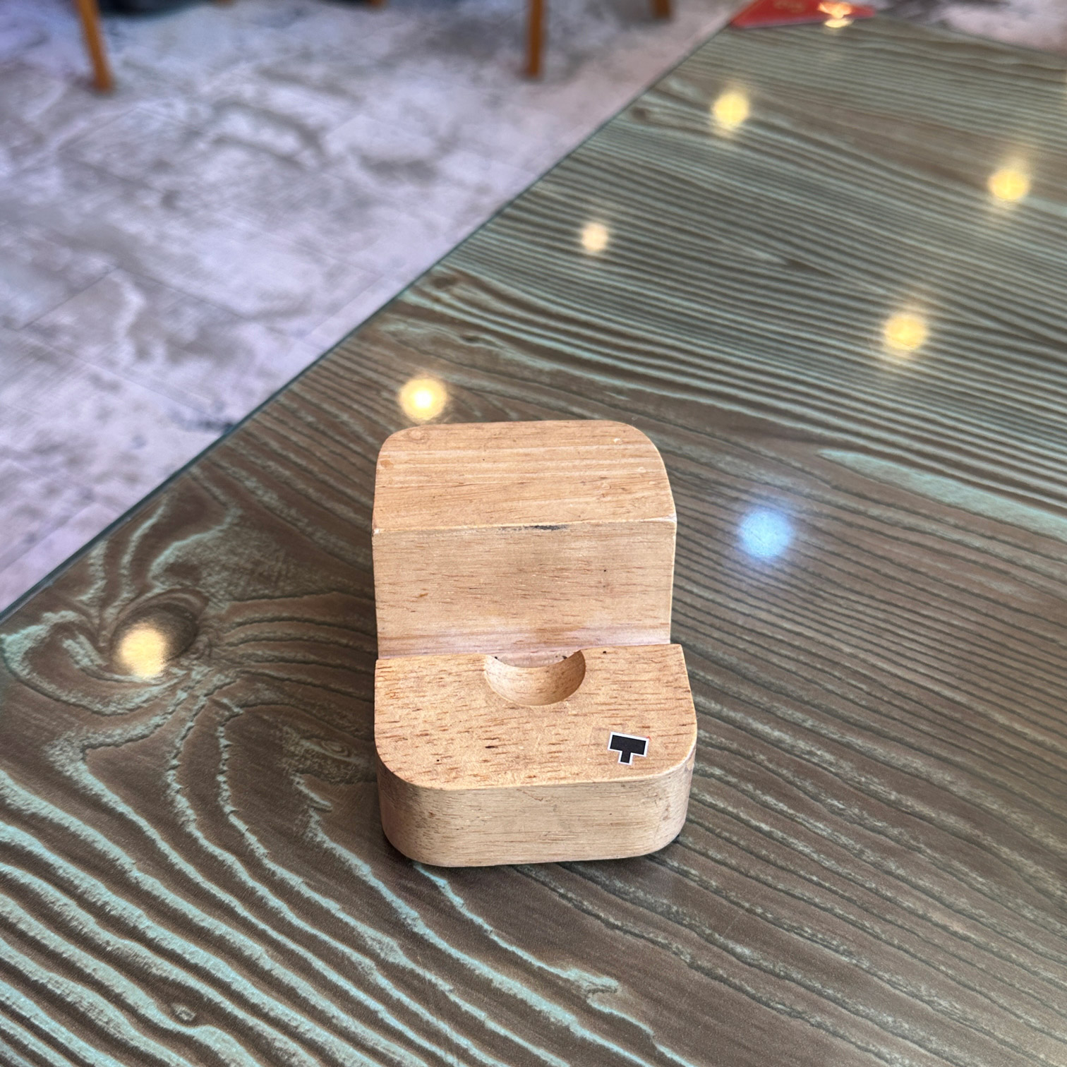A phone stand brought over by the staff at Donghaebanjeom