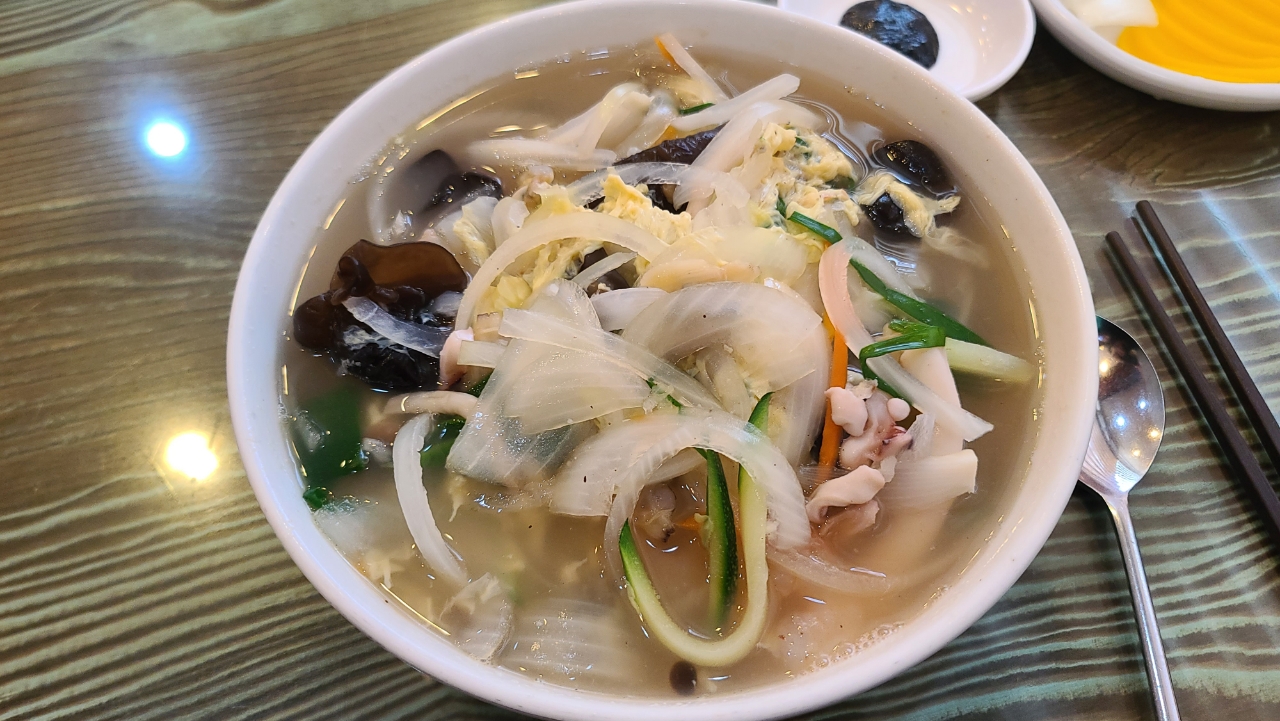A bowl of udon at Donghaebanjeom