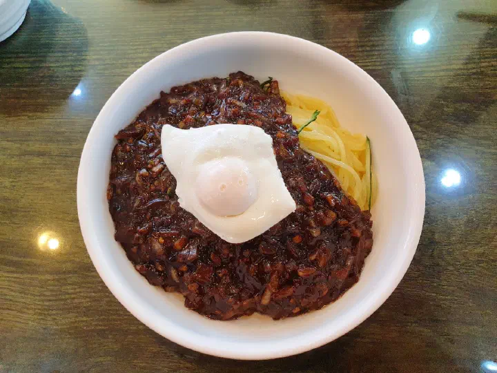 Mixing the uni-jjajang at Donghaebanjeom
