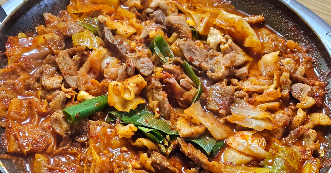Spicy pork neck duruchigi at Downmok Salgui in Daun-dong, Ulsan