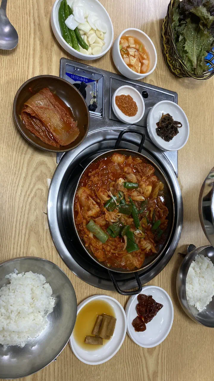 다운목살구이식당 푸짐한 기본 상차림