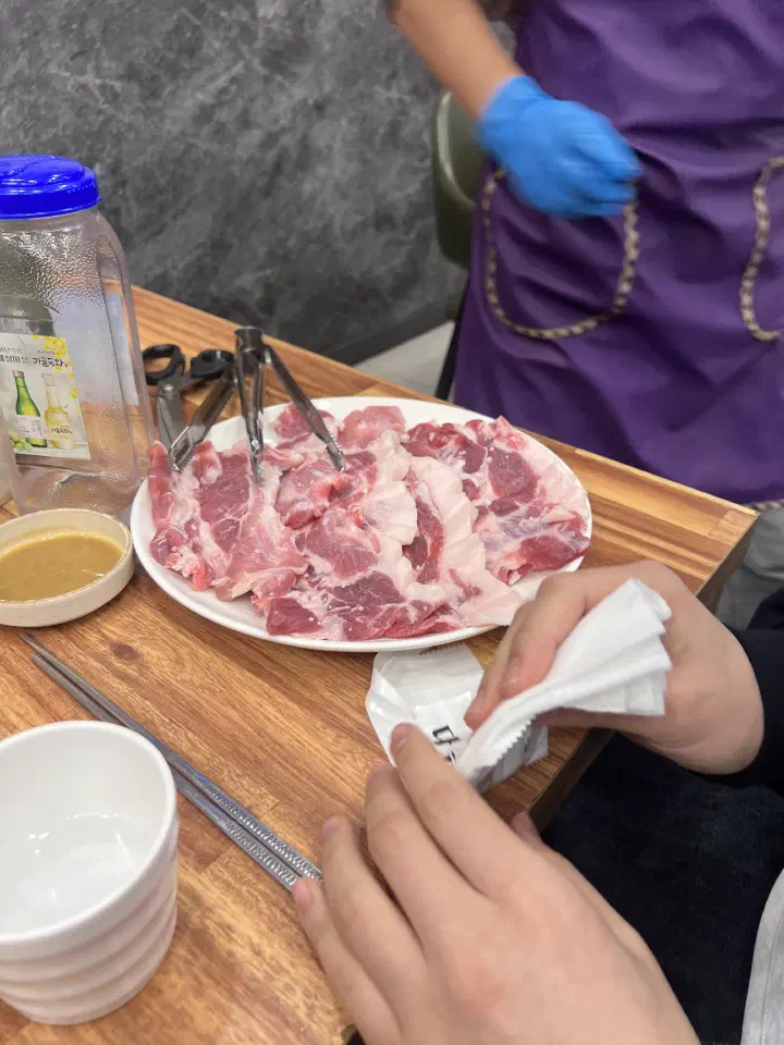 Grilled chewy pork neck on a cast-iron plate