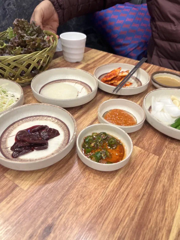 A spread set for grilling pork neck at Downmok Salgui