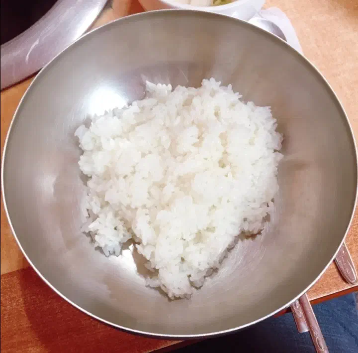 Wide rice bowl for mixing with duruchigi