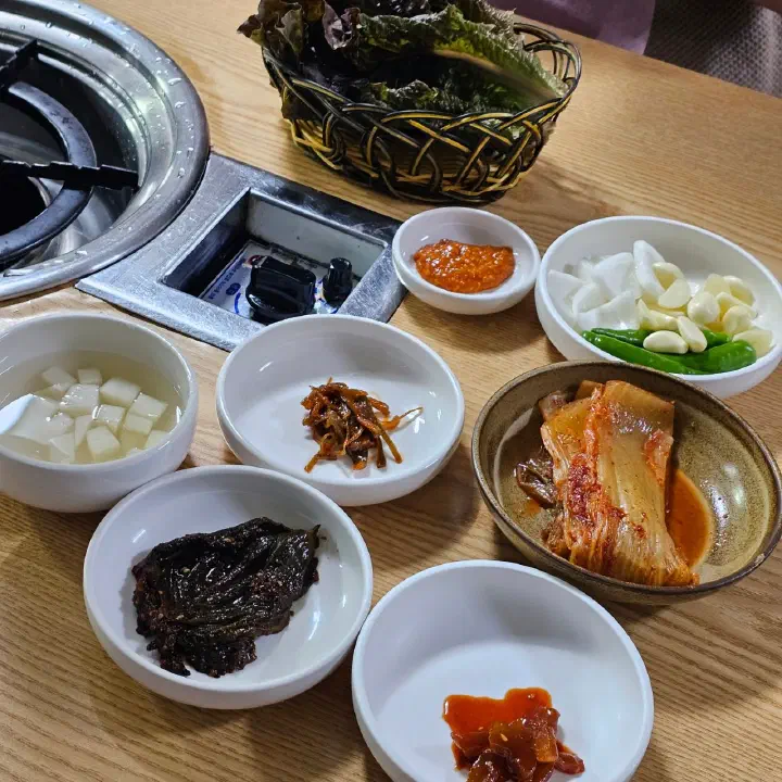 다운목살구이식당 기본 반찬 상차림
