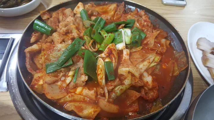Punchy red-sauced moksal duruchigi
