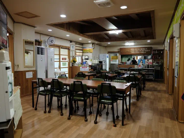 울산 언양 청학동 언양본점 입식 테이블 넓은 실내 좌석