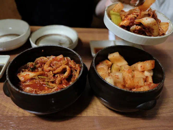 Homemade fresh kimchi and kkakdugi side dishes at Cheonghakdong Eonyang Bonjeom