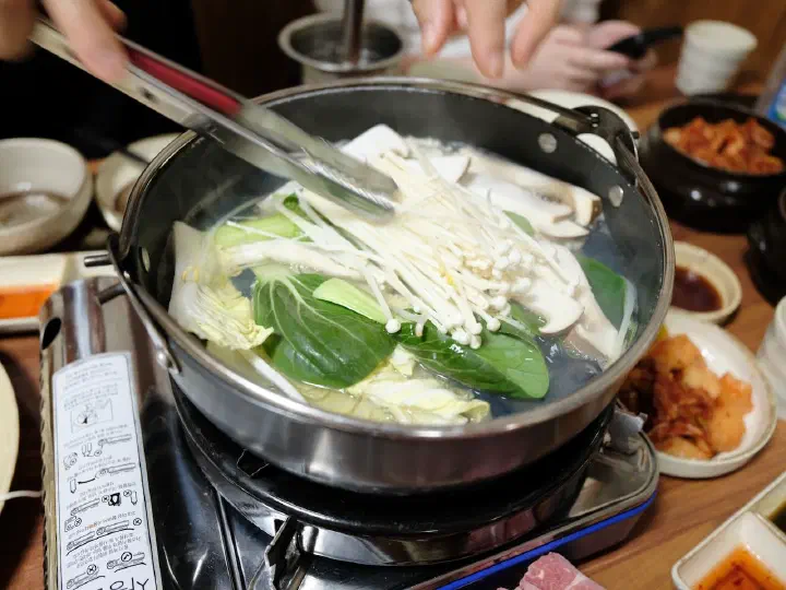 Seafood-broth shabu-shabu bubbling away at Cheonghakdong Eonyang Bonjeom