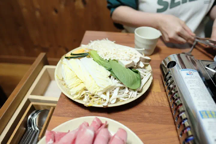 Beef shabu-shabu set with vegetables at Cheonghakdong Eonyang Bonjeom