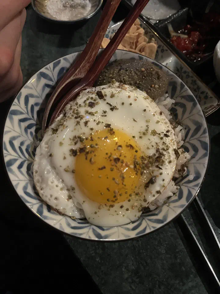 은신처 본점 반숙 계란을 올린 덮밥