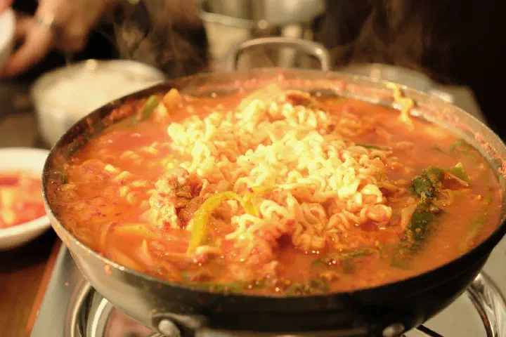 팔팔 끓고 있는 고담찌개