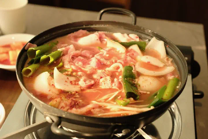 고담찌개 끓이기 전, 고기와 대파 양파가 가득