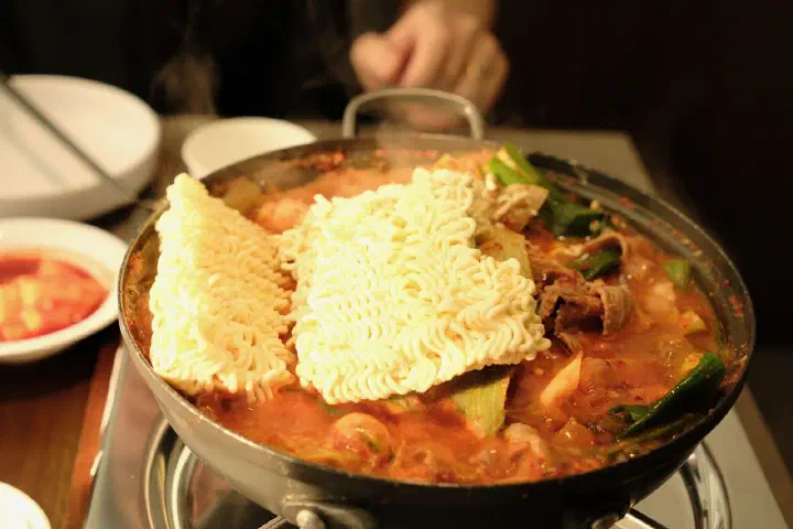 고담찌개에 라면사리 추가