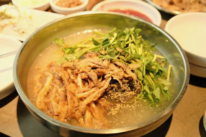 고담찌개 고명 클로즈업, 대파와 청양고추