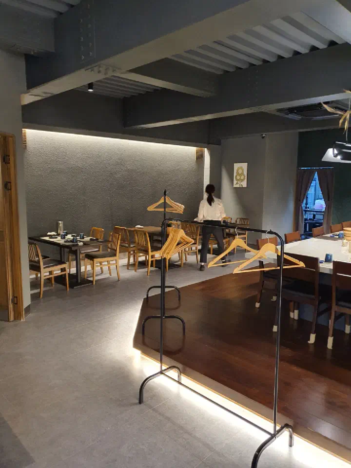 Bar counter and open kitchen inside Haebaragi