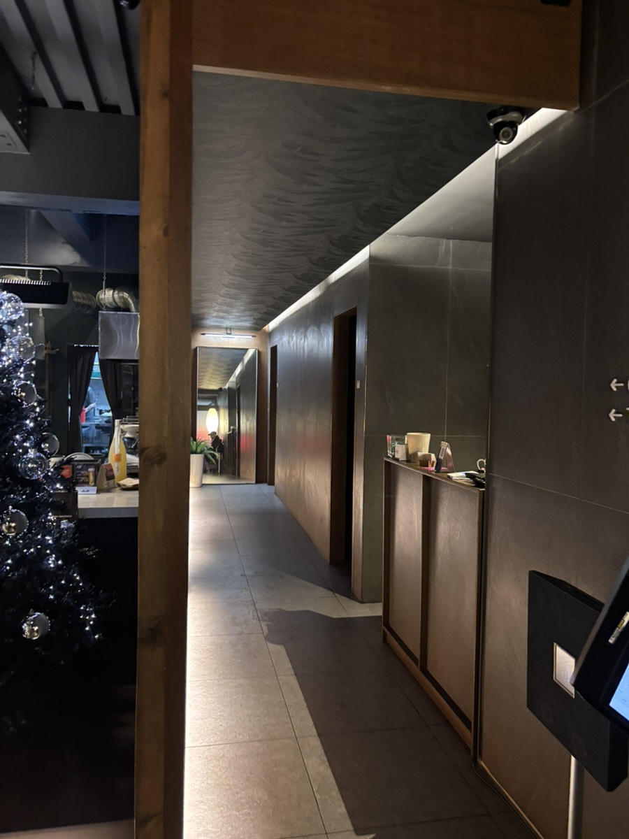 Hallway leading to the private rooms at Haebaragi