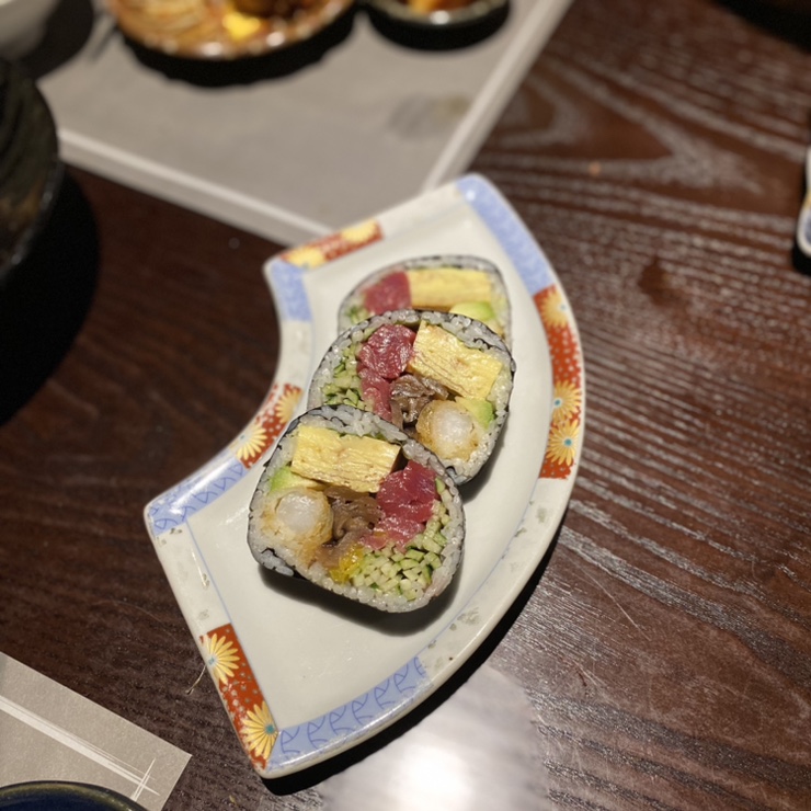 Futomaki roll cut into pieces
