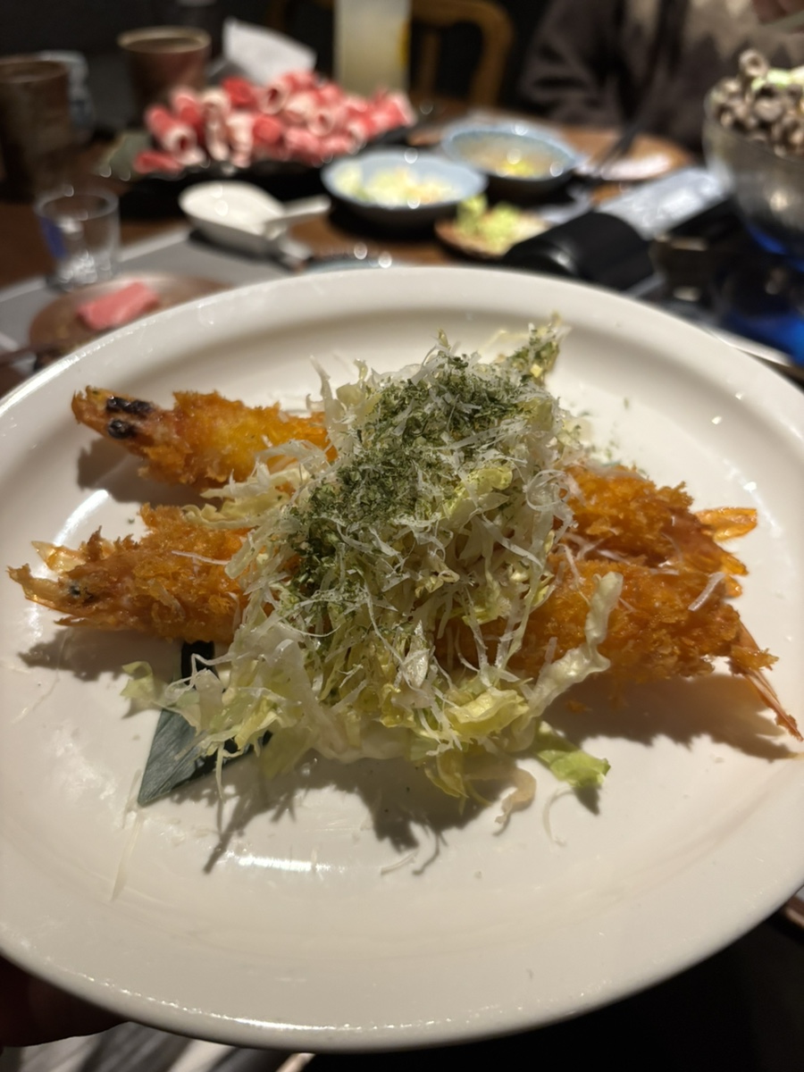 Fried king prawns with seaweed-dusted cabbage
