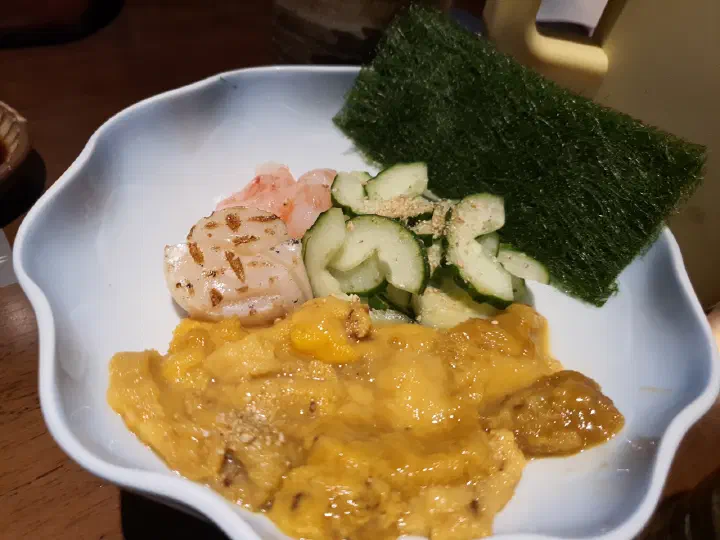 Gamtae-wrapped uni and sushi at Haebaragi