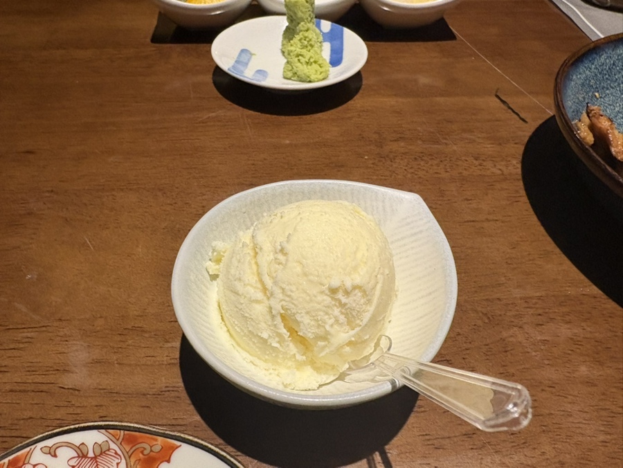 Vanilla ice cream with injeolmi powder