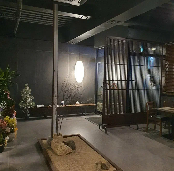 해바라기 창가 테이블석