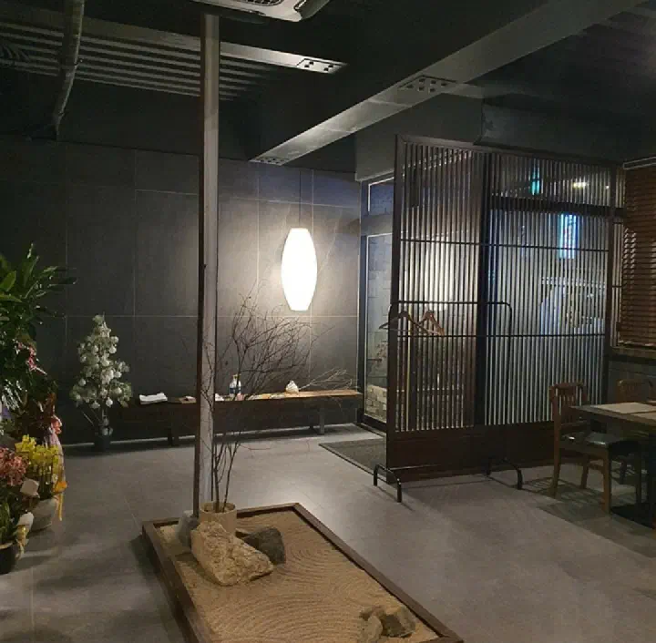 Window-side seating at Haebaragi