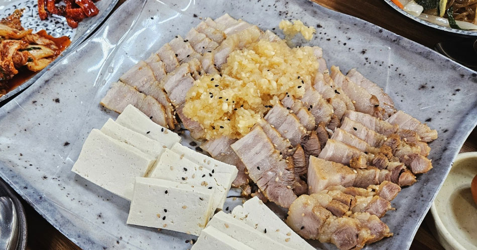 Garlic pork bossam set with handmade tofu at Halmeoni-ui Sondubu in Ulsan